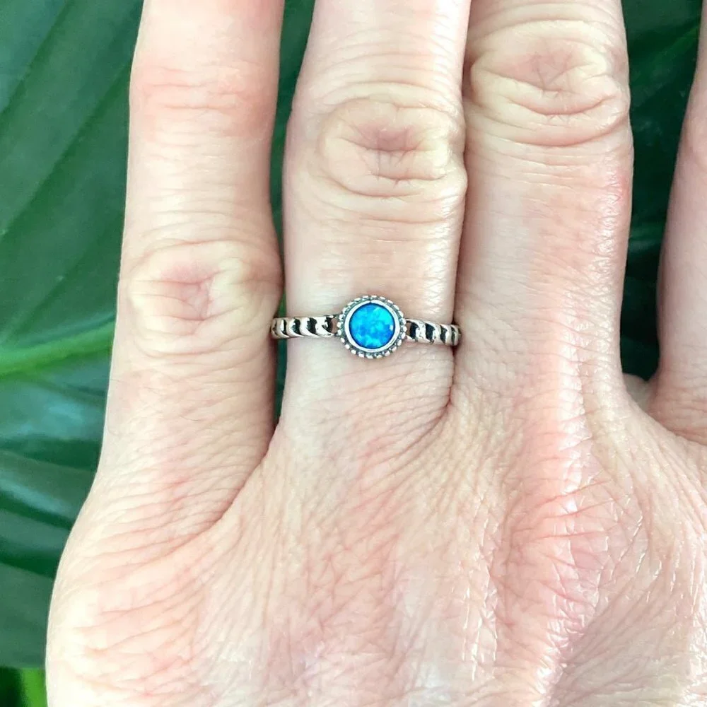 Sterling Silver 925 Dainty Round Blue Lab Created Opal Chain Band Ring Sz 5